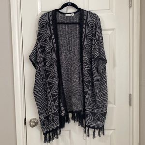 Open front sweater short sleeve poncho with tassels on bottom edge - size XL
